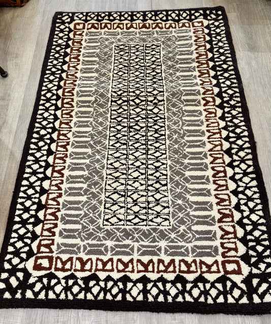 Hooked rug in Geometric Pattern